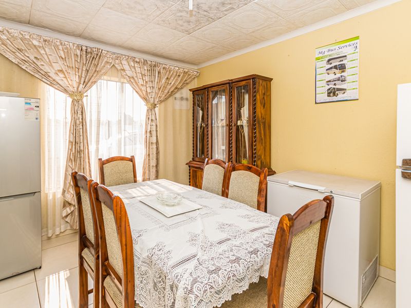 Lovely 4 Bedroom Mansion in Kagiso For Sale - Photo 9