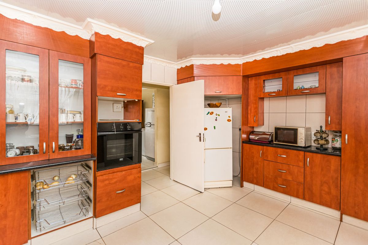 Lovely 4 Bedroom Mansion in Kagiso For Sale - Photo 2