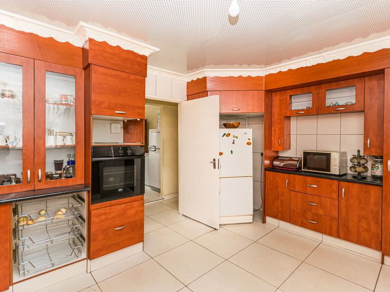 Lovely 4 Bedroom Mansion in Kagiso For Sale - Photo 2