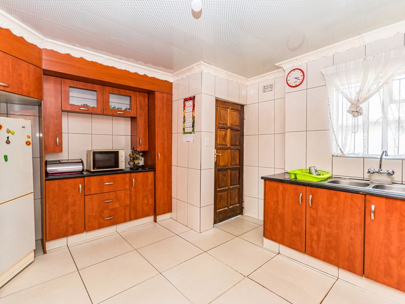 Lovely 4 Bedroom Mansion in Kagiso For Sale - Photo 8