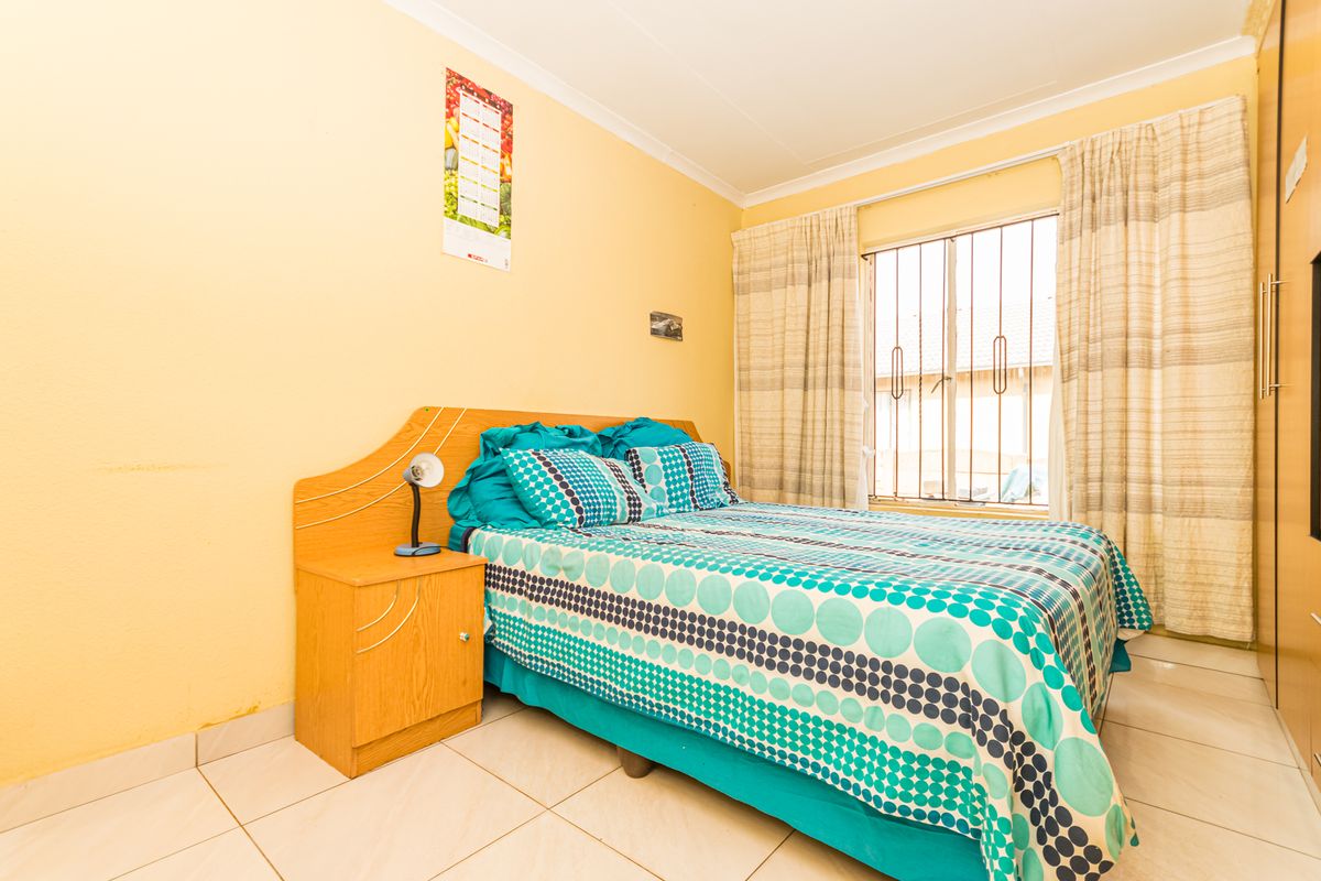 Lovely 4 Bedroom Mansion in Kagiso For Sale - Photo 5