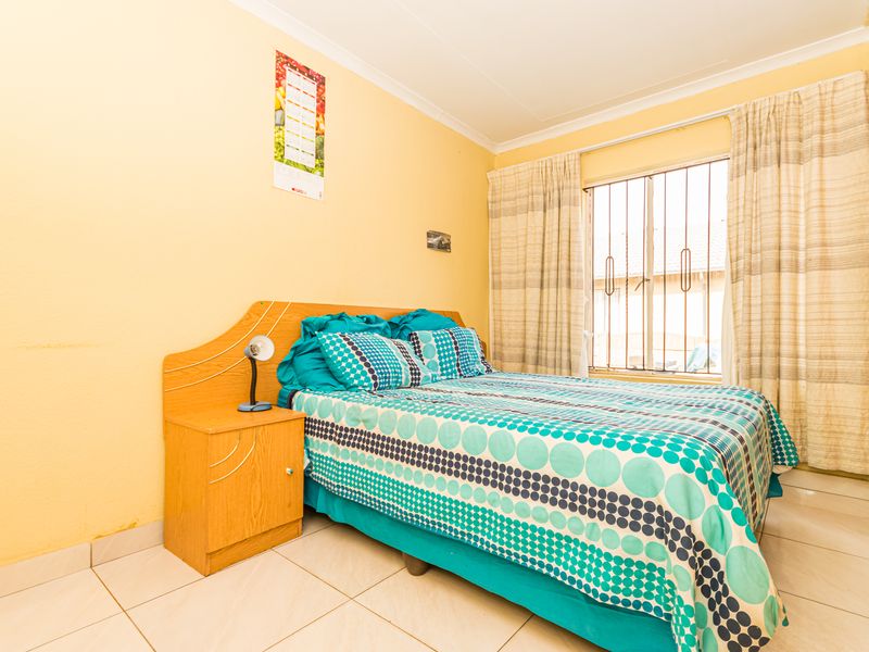 Lovely 4 Bedroom Mansion in Kagiso For Sale - Photo 5