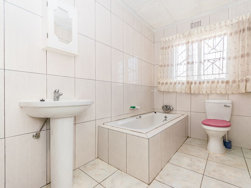 Lovely 4 Bedroom Mansion in Kagiso For Sale - Photo 7