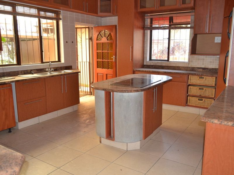 Large family house with two income earning flats - Photo 2