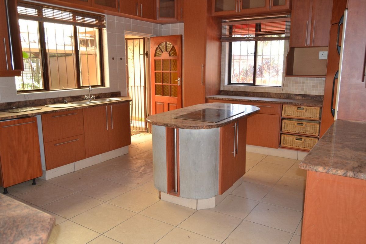 Large family house with two income earning flats - Photo 2