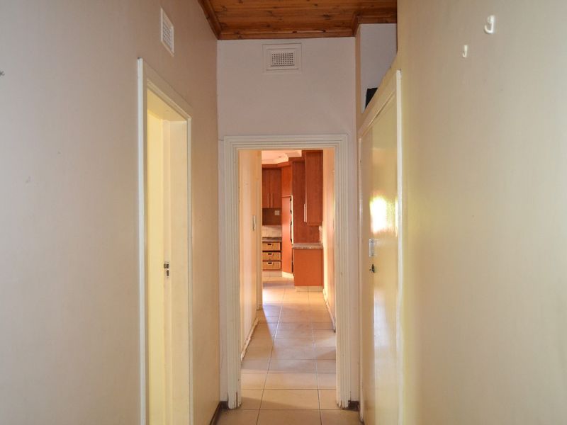 Large family house with two income earning flats - Photo 10