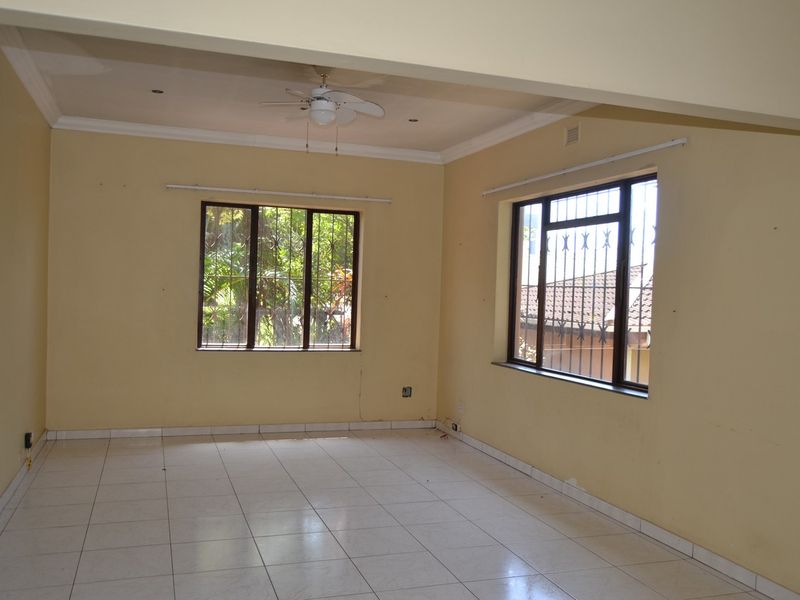 Large family house with two income earning flats - Photo 9