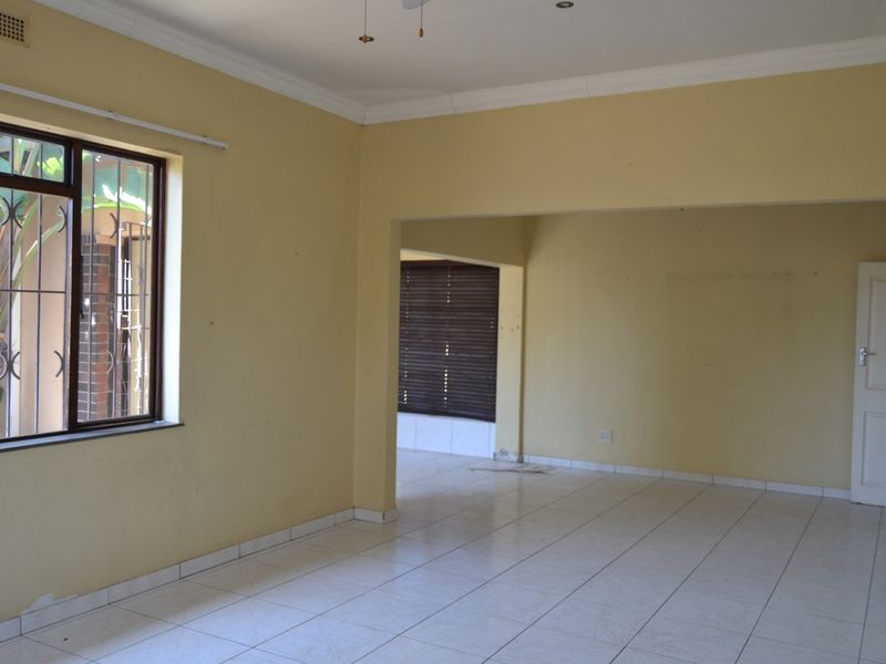 Large family house with two income earning flats - Photo 7