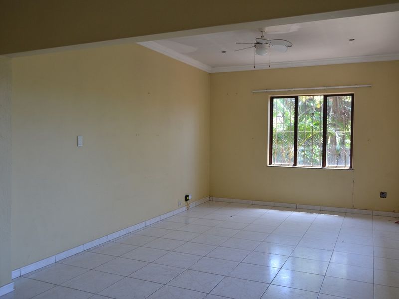 Large family house with two income earning flats - Photo 8