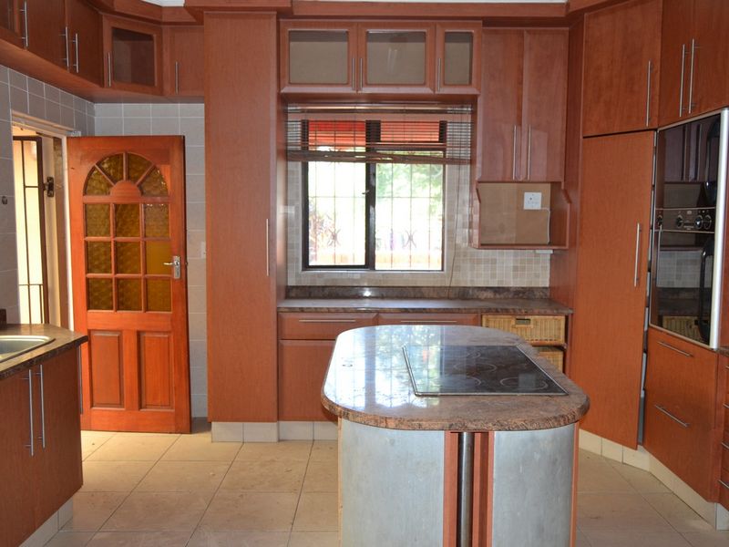 Large family house with two income earning flats - Photo 4