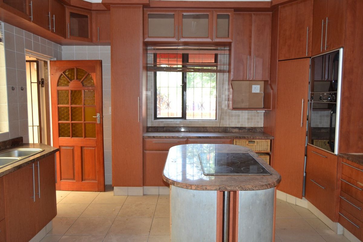 Large family house with two income earning flats - Photo 4