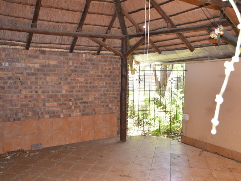 Large family house with two income earning flats - Photo 5