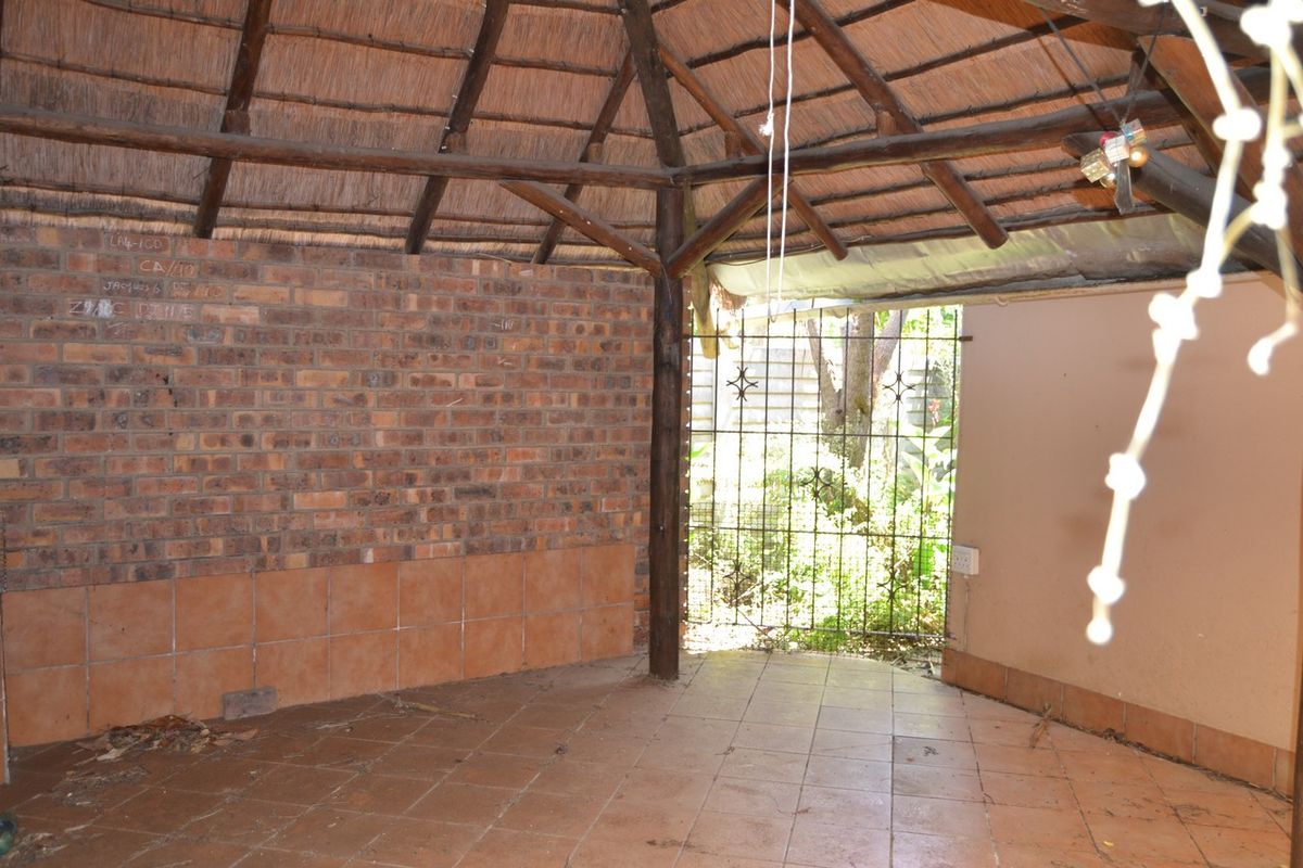 Large family house with two income earning flats - Photo 5