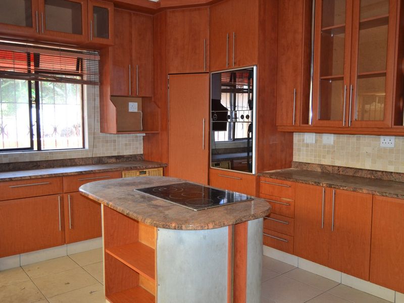 Large family house with two income earning flats - Photo 3