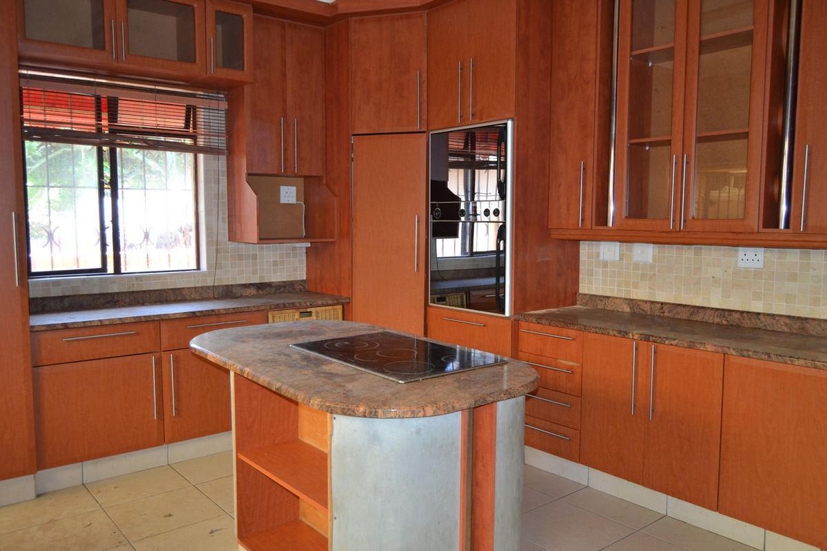 Large family house with two income earning flats - Photo 3