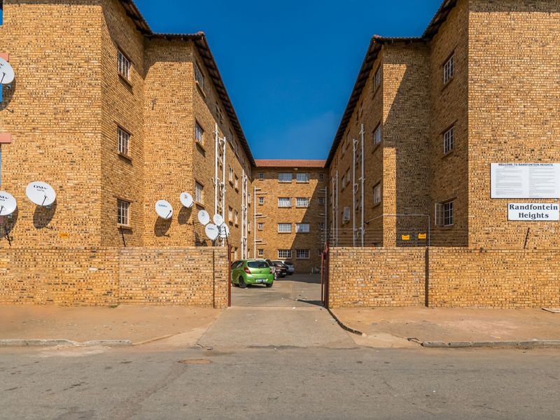 1-Bedroom Apartment In Randfontein Central: Perfect For Modern Living... Great Investment Opportunity - Photo 1