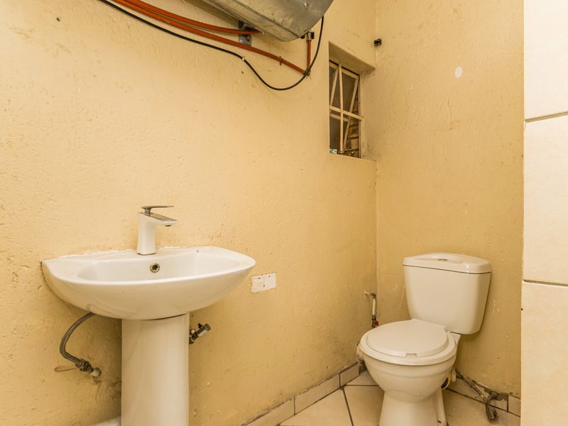 1-Bedroom Apartment In Randfontein Central: Perfect For Modern Living... Great Investment Opportunity - Photo 7