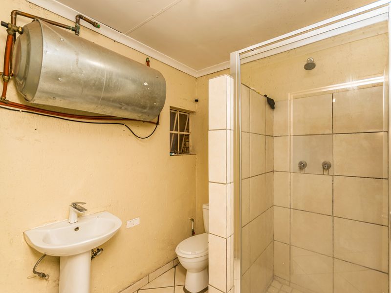 1-Bedroom Apartment In Randfontein Central: Perfect For Modern Living... Great Investment Opportunity - Photo 8