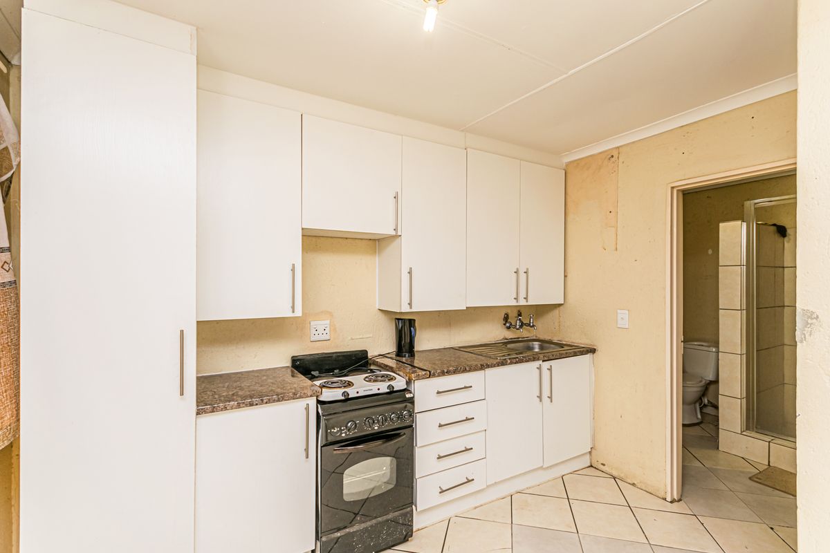 1-Bedroom Apartment In Randfontein Central: Perfect For Modern Living... Great Investment Opportunity - Photo 2