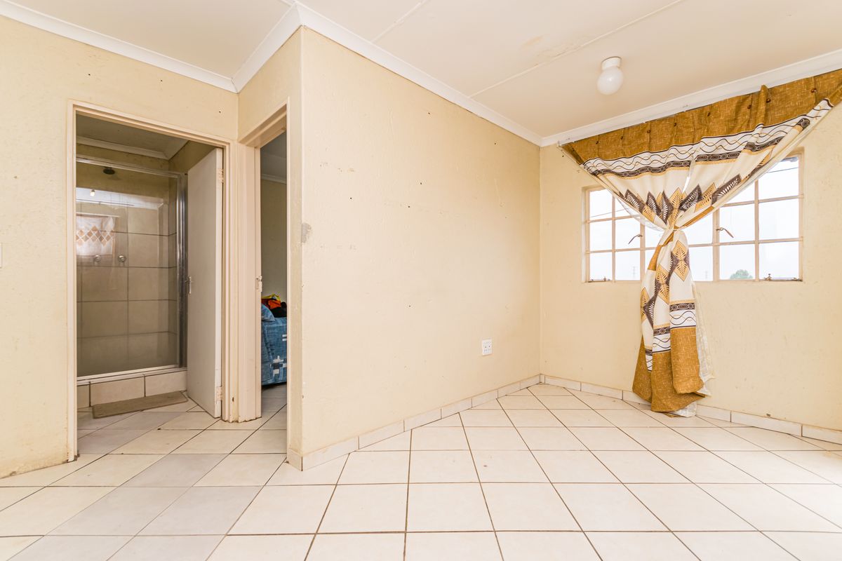 1-Bedroom Apartment In Randfontein Central: Perfect For Modern Living... Great Investment Opportunity - Photo 3