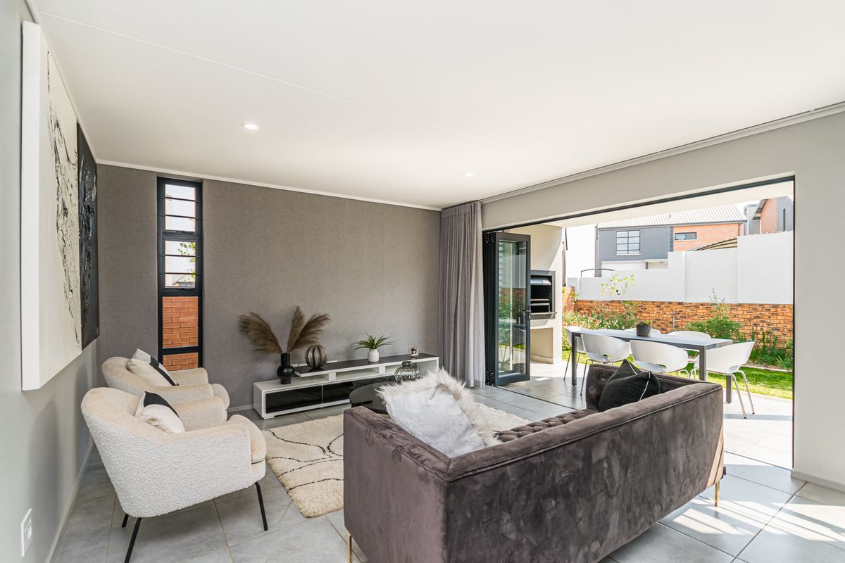 Modern new development - Buy direct from the developer and save nearly R175 000 - Photo 2