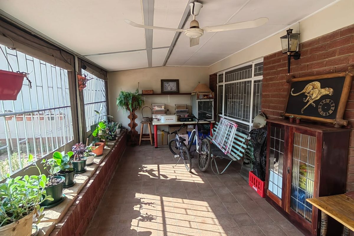 Stylish townhouse for sale in a prime location, perfect for modern living and relaxation - Photo 5