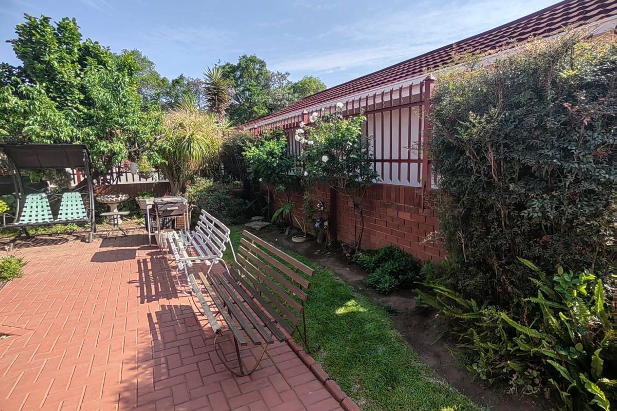 Stylish townhouse for sale in a prime location, perfect for modern living and relaxation - Photo 2