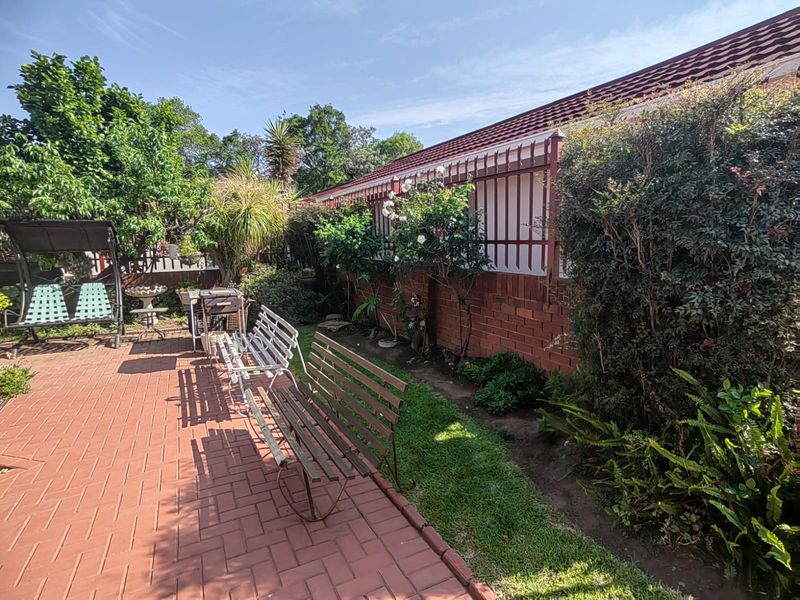 Stylish townhouse for sale in a prime location, perfect for modern living and relaxation - Photo 2