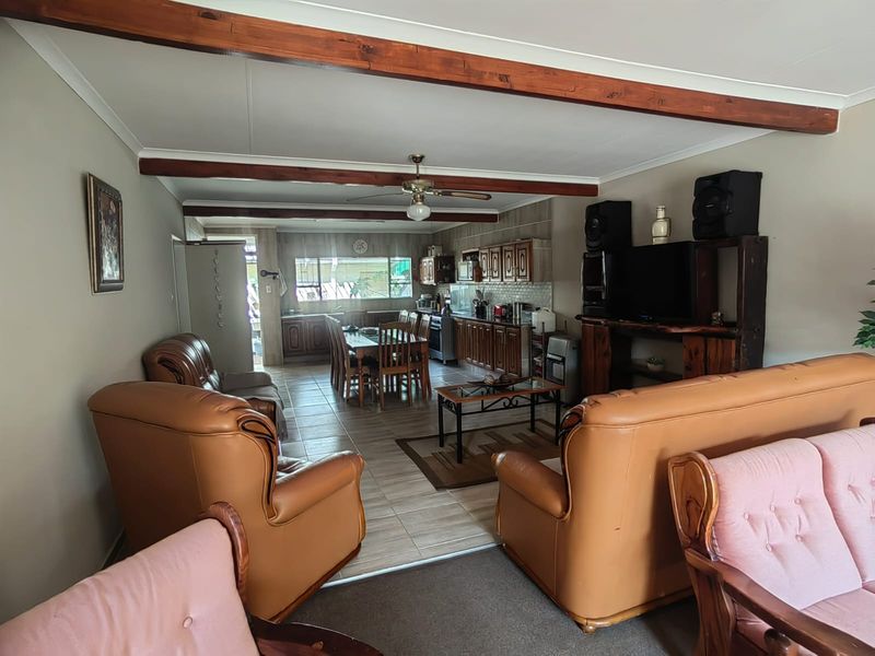 Stylish townhouse for sale in a prime location, perfect for modern living and relaxation - Photo 10