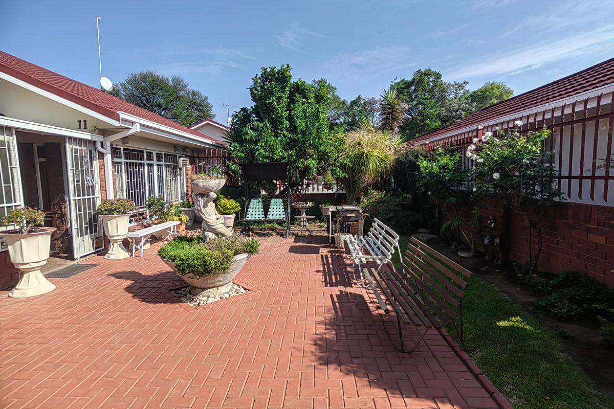 Stylish townhouse for sale in a prime location, perfect for modern living and relaxation - Photo 3