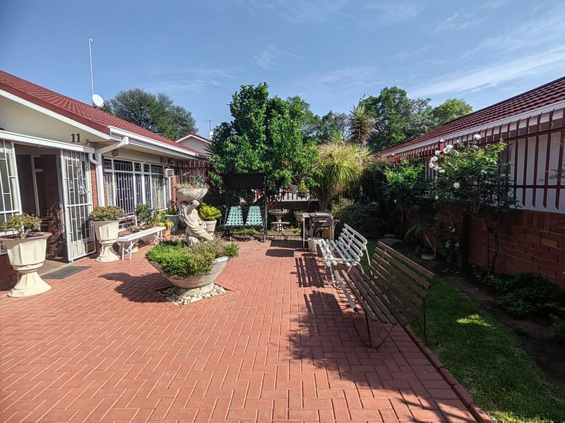 Stylish townhouse for sale in a prime location, perfect for modern living and relaxation - Photo 3