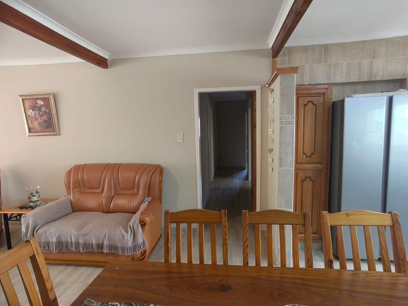 Stylish townhouse for sale in a prime location, perfect for modern living and relaxation - Photo 9