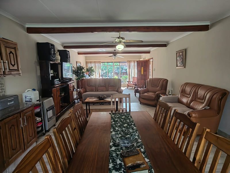 Stylish townhouse for sale in a prime location, perfect for modern living and relaxation - Photo 8