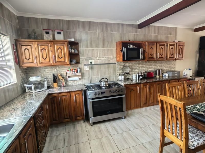 Stylish townhouse for sale in a prime location, perfect for modern living and relaxation - Photo 7