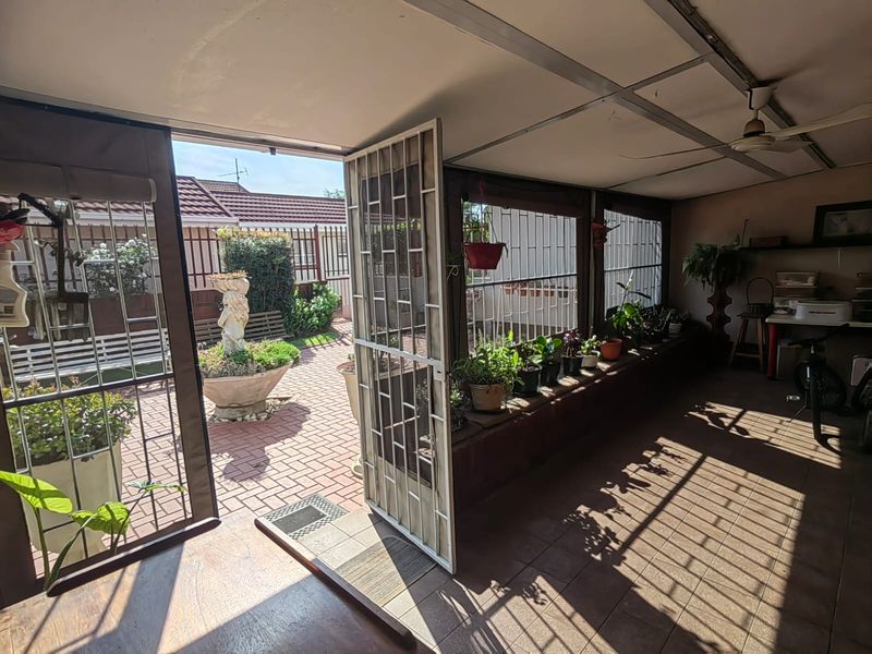 Stylish townhouse for sale in a prime location, perfect for modern living and relaxation - Photo 4