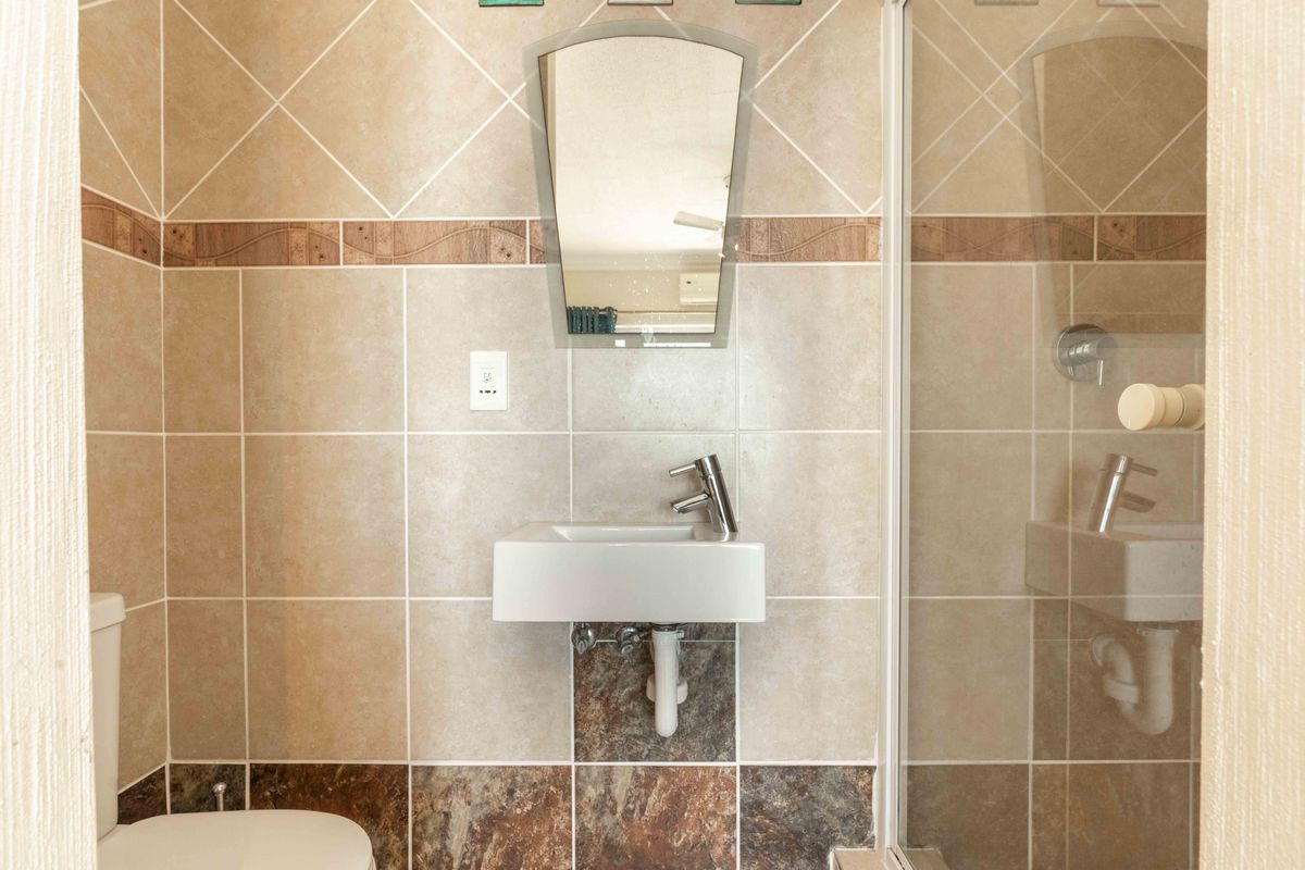 Seafront Apartment with Spectacular Ocean Views - Photo 5