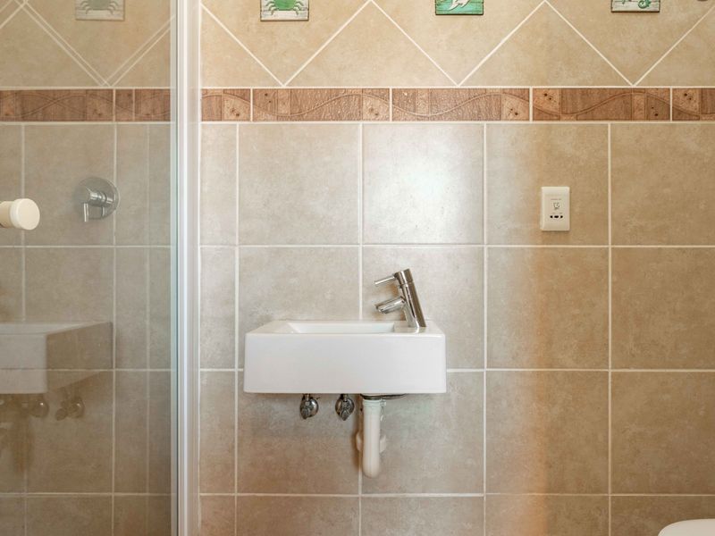 Seafront Apartment with Spectacular Ocean Views - Photo 9