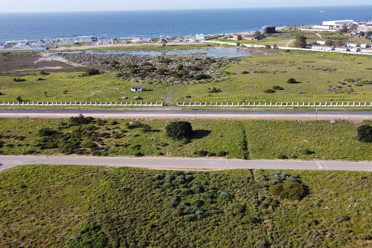 Not to be missed!!! A 2 502m2 commercial erf plus 8 other plots for the total of R15 000 000. - Photo 2