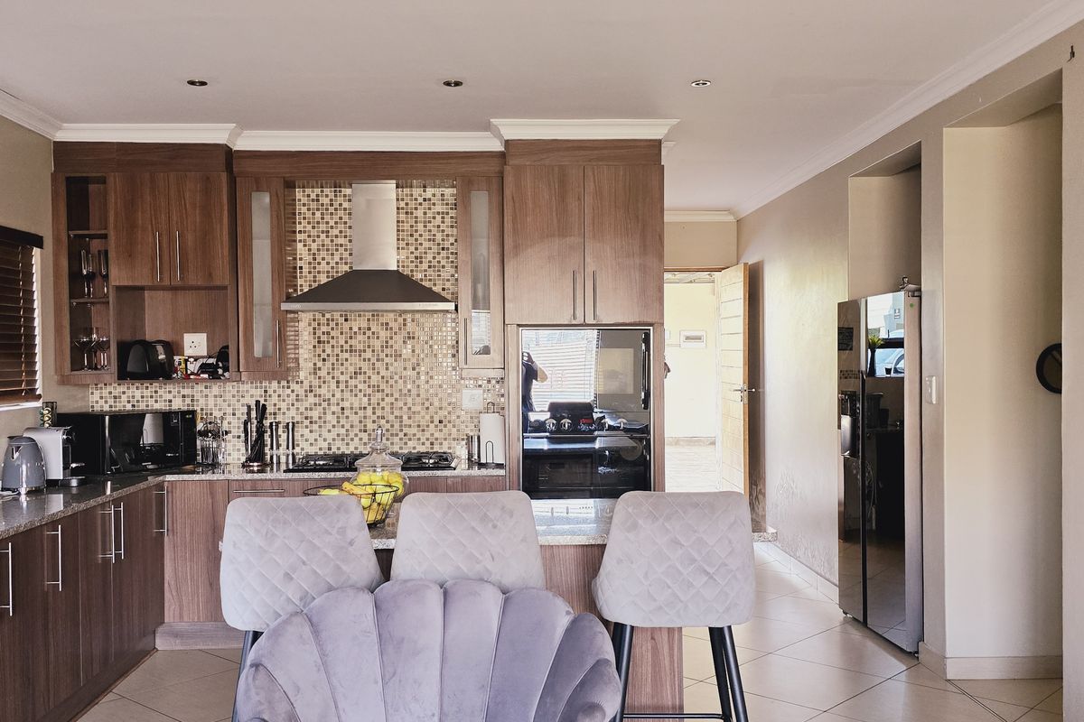 Spacious 3-Bedroom Family Home in a Secure Estate. - Photo 4