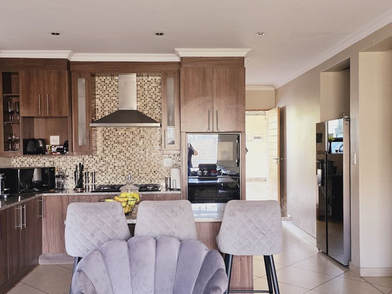 Spacious 3-Bedroom Family Home in a Secure Estate. - Photo 4