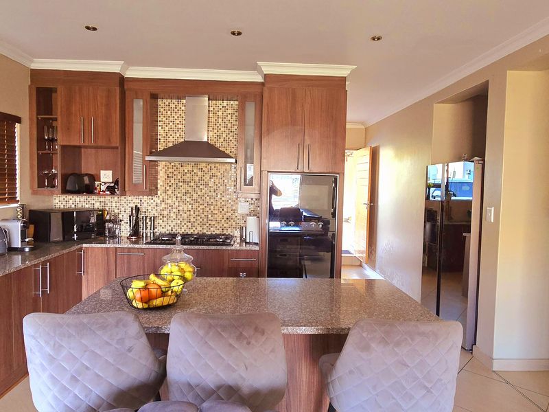 Spacious 3-Bedroom Family Home in a Secure Estate. - Photo 9