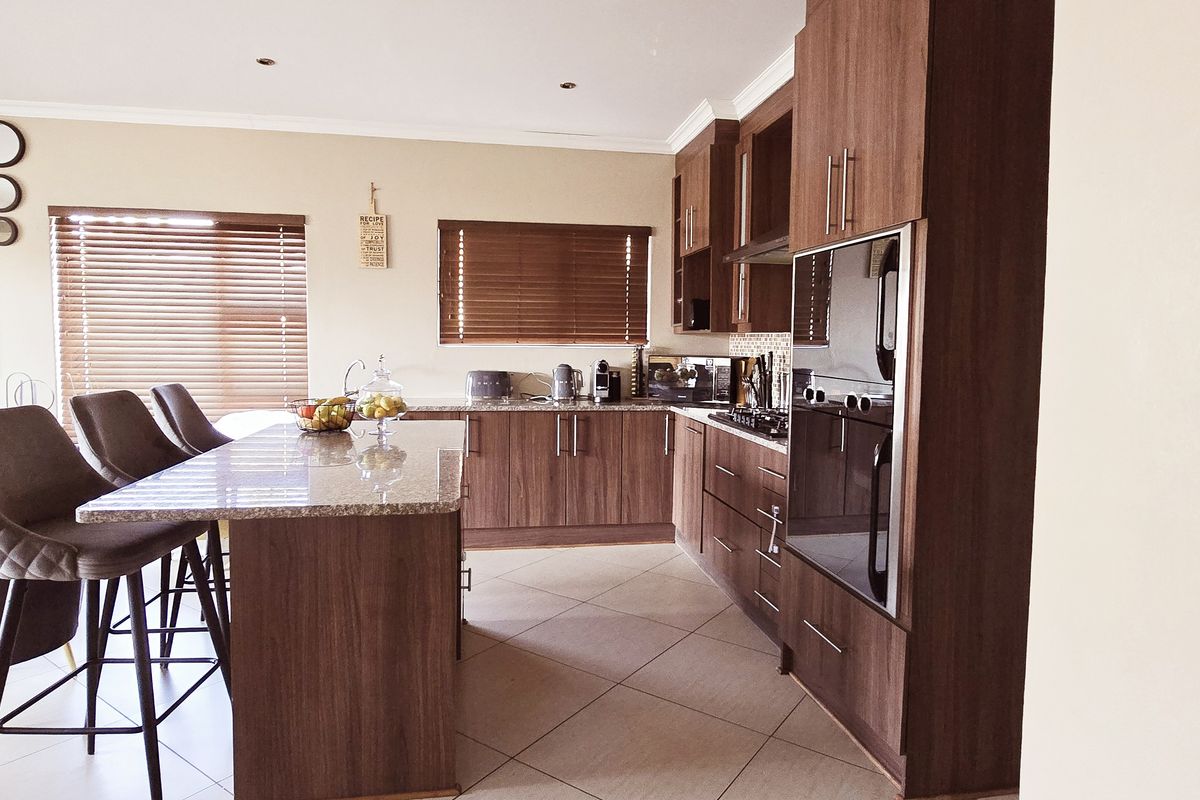 Spacious 3-Bedroom Family Home in a Secure Estate. - Photo 2