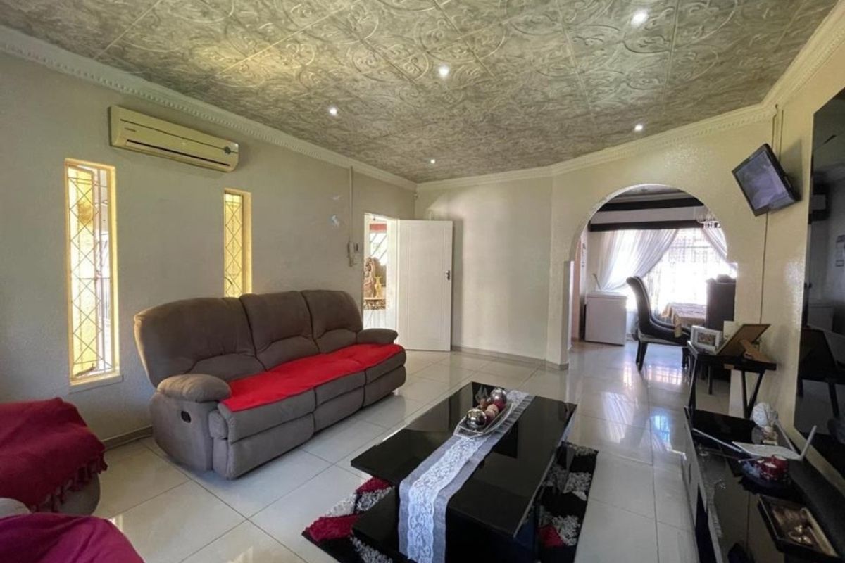 Stunning Family Home in Arcon Park - Photo 2
