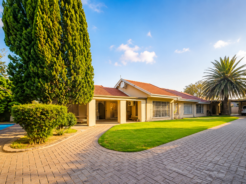 Stunning Family Home in Arcon Park - Photo 2
