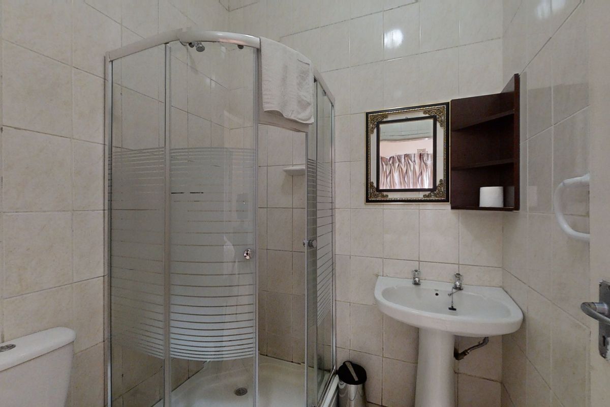 Prime 14-Room Guesthouse for Sale in Parkhill Gardens – Ideal for Pilots, Students, hostel - Photo 3