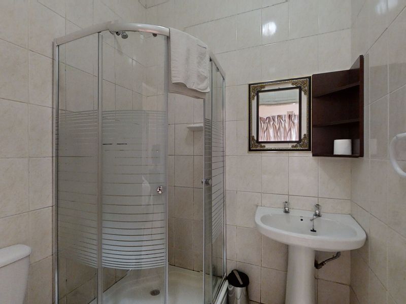 Prime 14-Room Guesthouse for Sale in Parkhill Gardens – Ideal for Pilots, Students, hostel - Photo 3