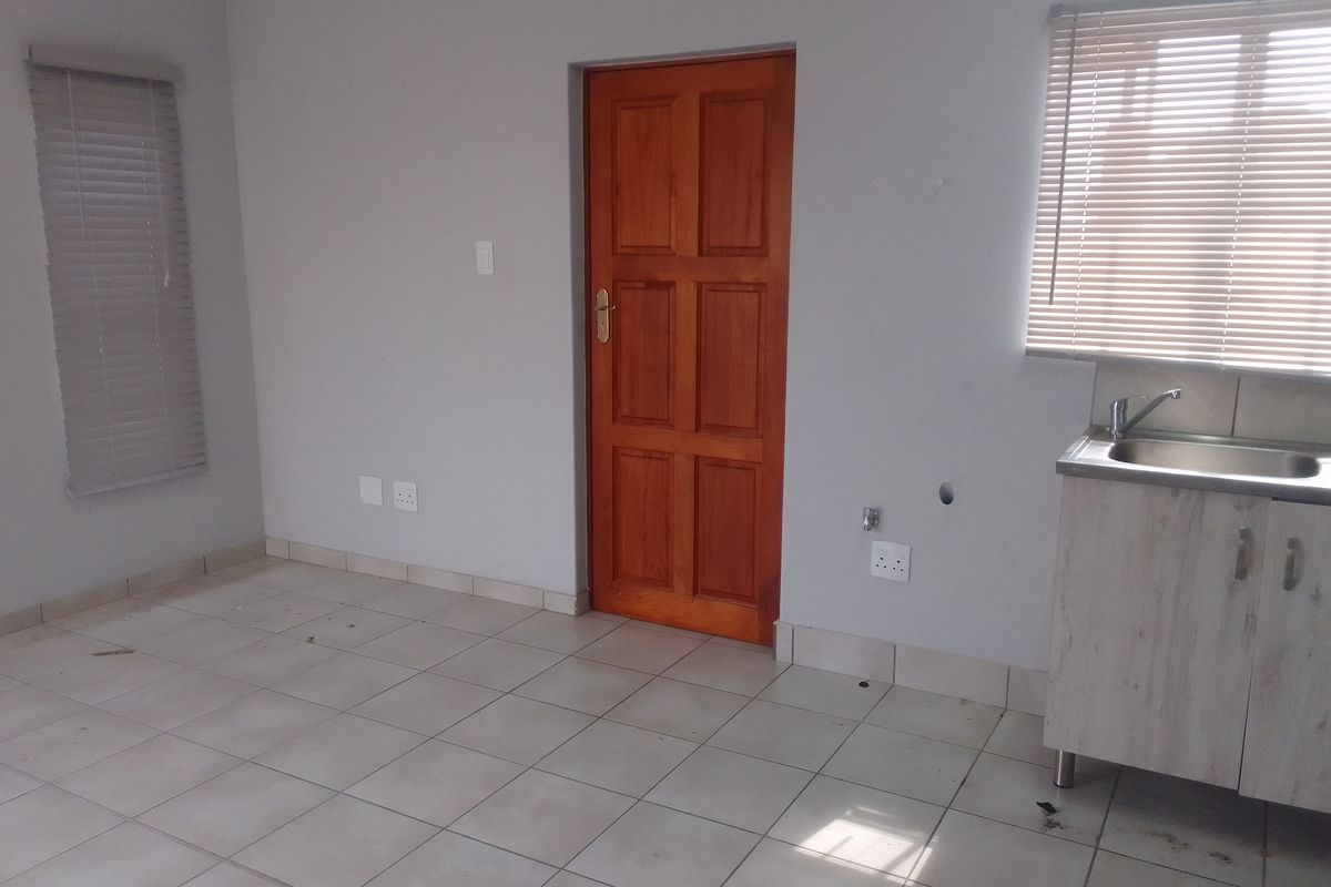 Picture-Perfect, Turn key Modern Home in Waterkloof's Luxury Lifestyle Estate - Photo 5