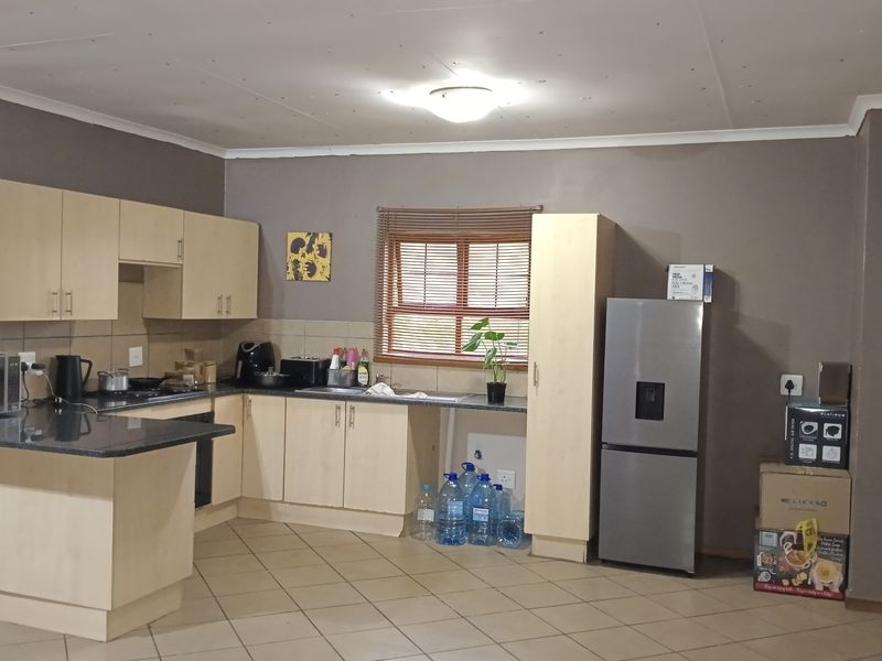 2 Bedroom Swan Ridge Flat - Secure Estate - Photo 3