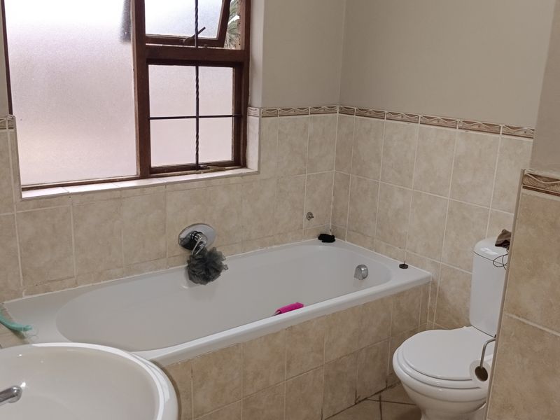 2 Bedroom Swan Ridge Flat - Secure Estate - Photo 7