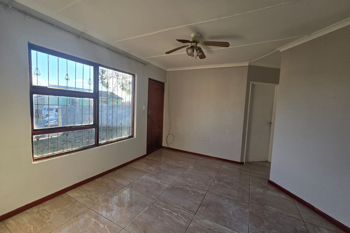 Three bedroom house with ensuit , lounge , kitchen and bathroom - Photo 4